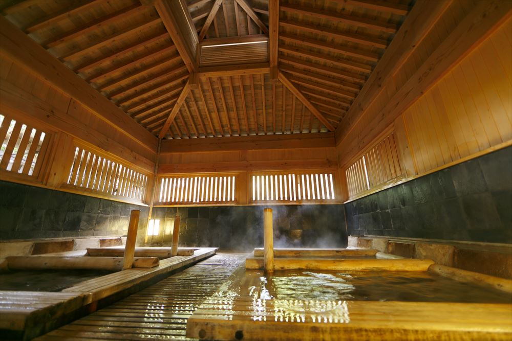 Mori No Yu Kira No Sato_Lie-down bath in the large common bathing area. Lie down in the bath, close your eyes, and the only sound you hear is the whispers of the water.